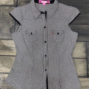 Levi’s super cute checkers button up